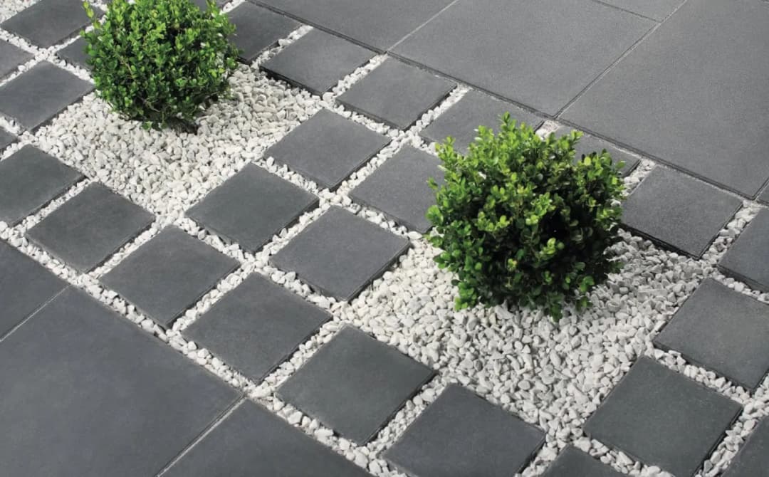 Czym wyłożyć ścieżkę w ogrodzie? Najlepsze materiały, porady i koszty