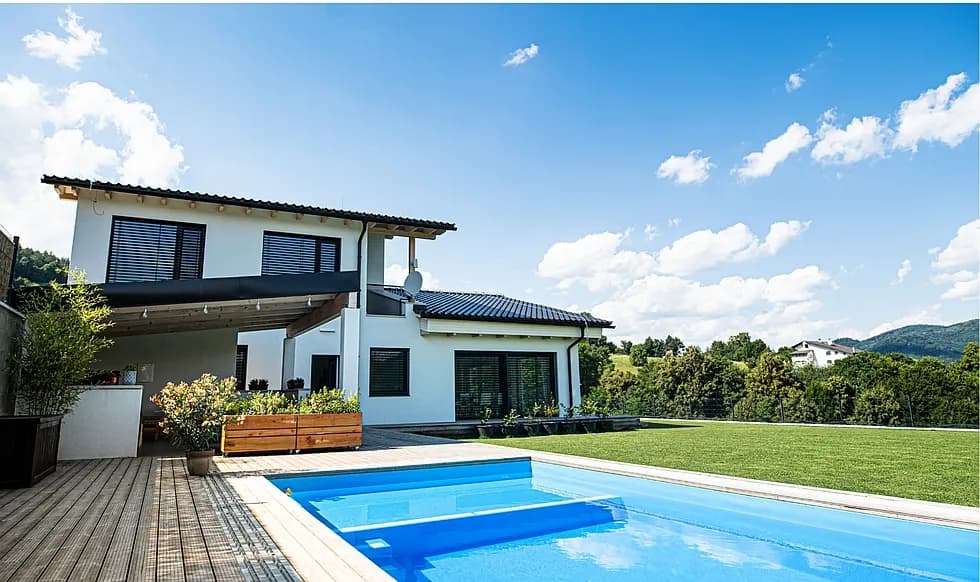 Ile kosztuje budowa basenu w ogrodzie? Poznaj ukryte wydatki!