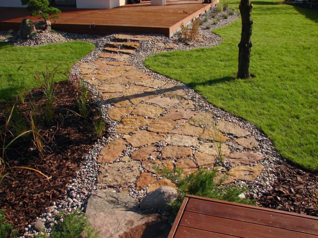 Jak zrobić ścieżkę w ogrodzie z kamienia bez zbędnych błędów